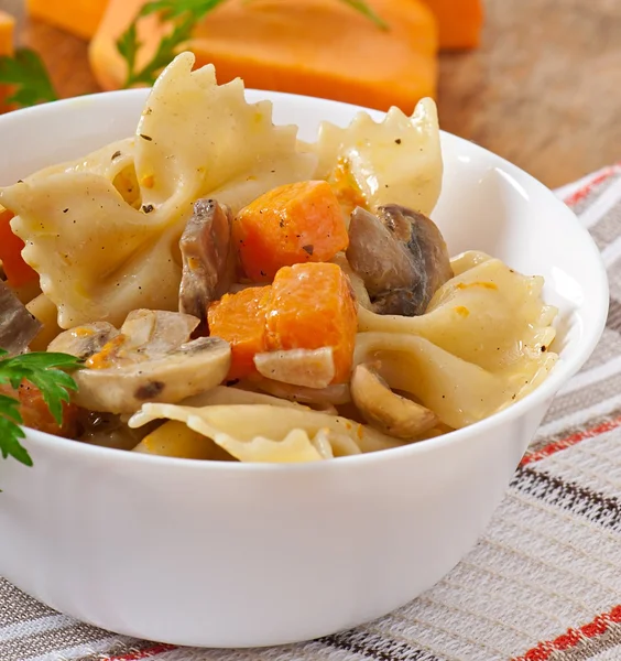 Pasta con rodajas de calabaza y champiñones —  Fotos de Stock