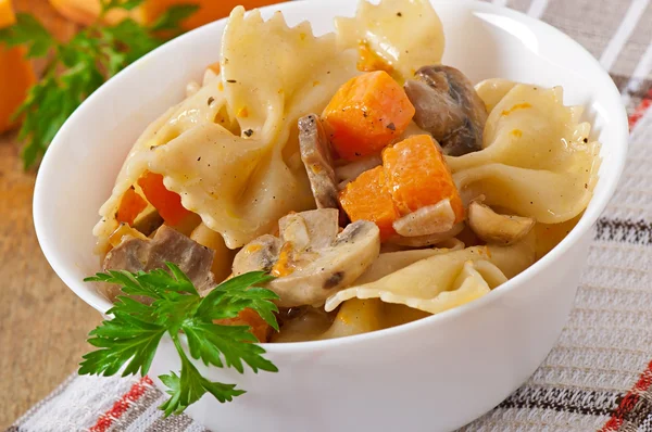 Pasta met segmenten van pompoen en paddestoelen — Stockfoto