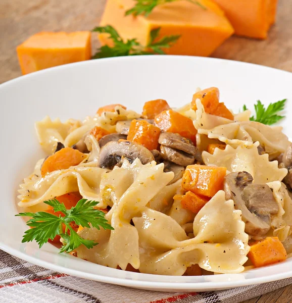 Pasta with slices of pumpkin and mushrooms — Stock Photo, Image