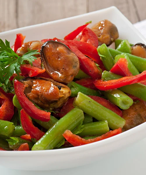 Kagyló, a zöldbab és a paprika saláta — Stock Fotó