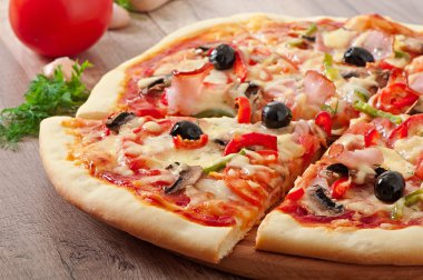 Jambonlu ve mantarlı pizza.