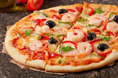 Karides ve somon pizza