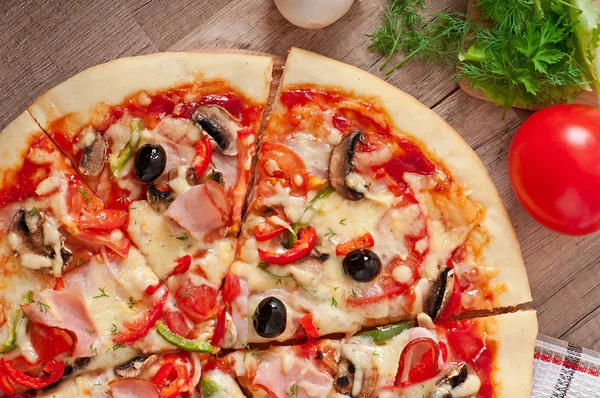 Pizza con jamón y champiñones —  Fotos de Stock