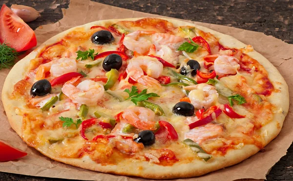 Pizza mit Garnelen und Lachs — Stockfoto