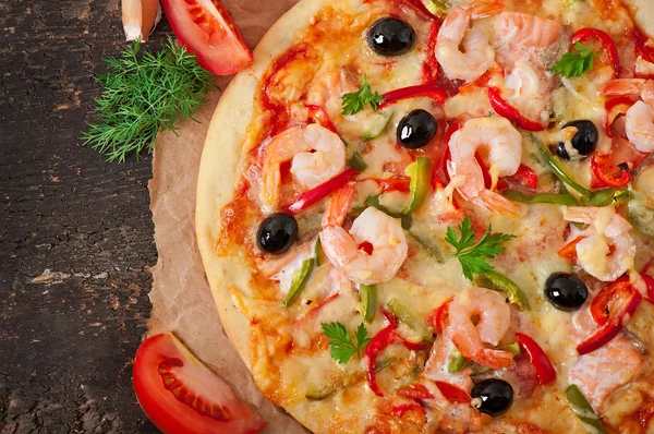 Pizza con camarones y salmón —  Fotos de Stock