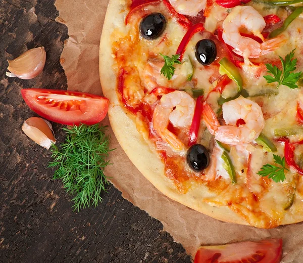 Pizza with shrimps and salmon — Stock Photo, Image