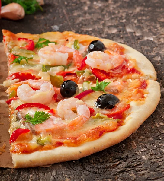 Pizza with shrimps and salmon — Stock Photo, Image