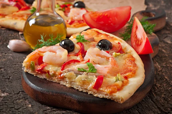 Pizza katkarapujen ja lohen kanssa — kuvapankkivalokuva