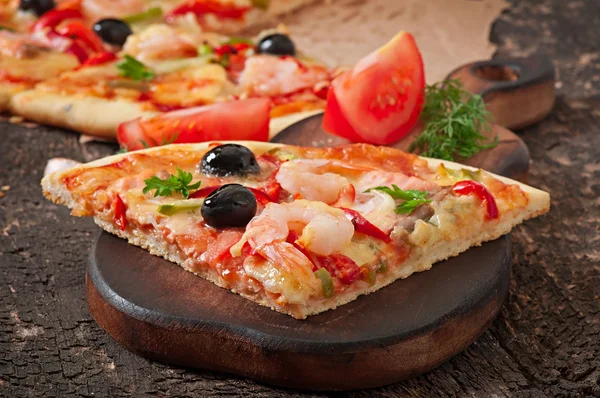 Pizza con camarones y salmón — Foto de Stock
