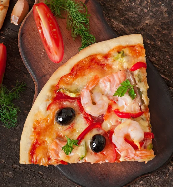 Pizza con camarones y salmón —  Fotos de Stock