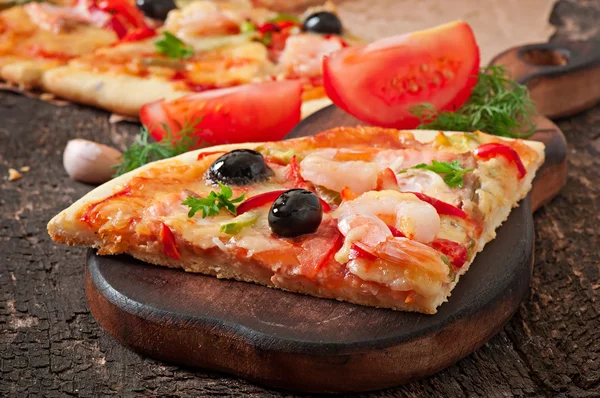 Pizza with shrimps and salmon — Stock Photo, Image