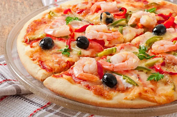 Pizza con camarones y salmón —  Fotos de Stock