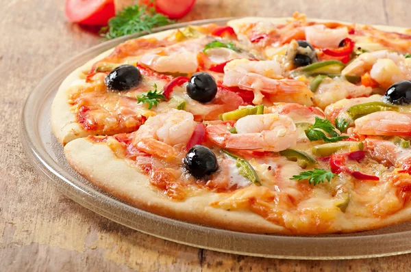 Pizza con camarones y salmón —  Fotos de Stock
