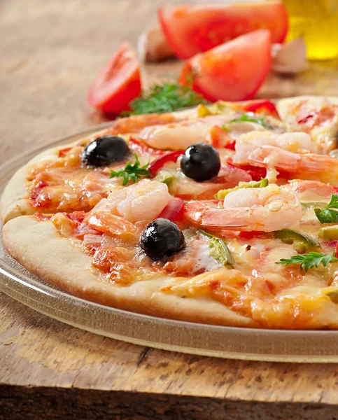 Pizza con camarones y salmón —  Fotos de Stock