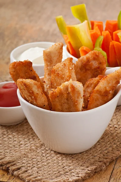 Nuggets de frango com molhos — Fotografia de Stock