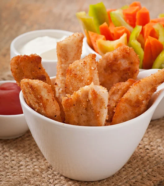 Nuggets de frango com molhos — Fotografia de Stock