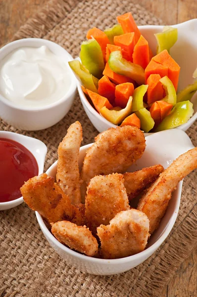 Nuggets de frango com molhos — Fotografia de Stock