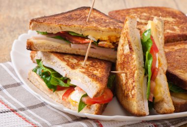 Club sandviç tavuk ve jambon ile