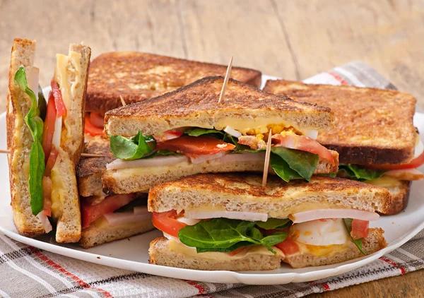 Tříposchoďové sendviče s kuřecím masem a šunkou — Stock fotografie