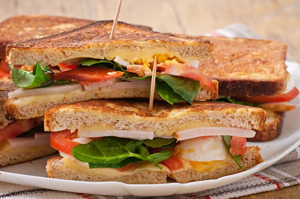 Panini club con pollo e prosciutto — Foto Stock