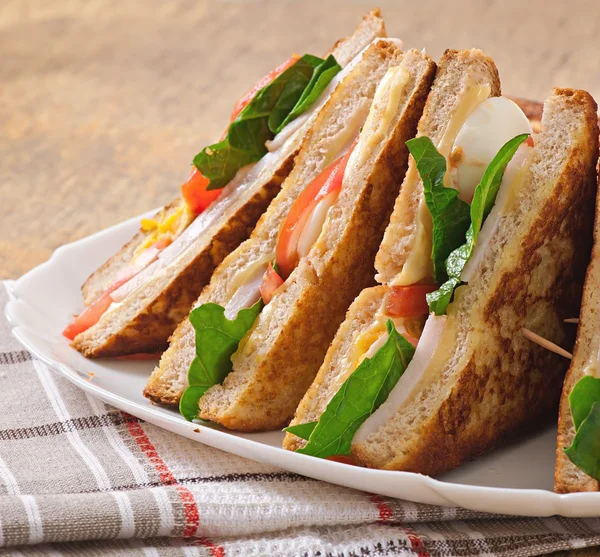 Panini club con pollo e prosciutto — Foto Stock