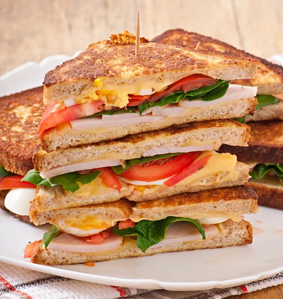 Clubsandwich med kyckling och skinka — Stockfoto