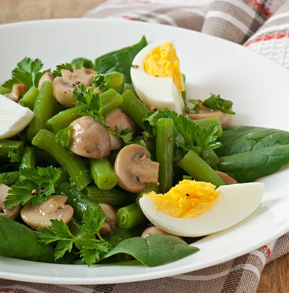 Pilzsalat mit Bohnen und Eiern — Stockfoto