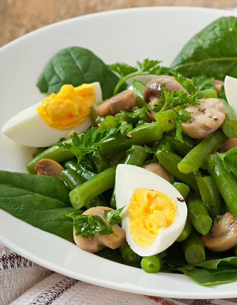 Salada de cogumelos com feijão e ovos — Fotografia de Stock