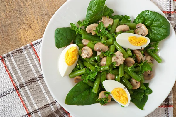 Salada de cogumelos com feijão e ovos — Fotografia de Stock