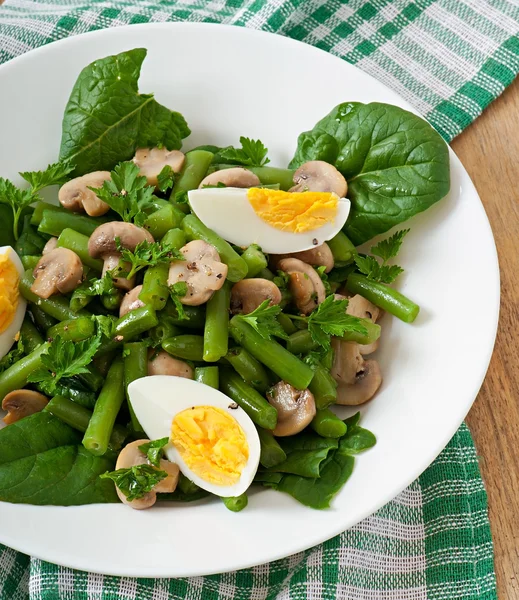 Salada de cogumelos com feijão e ovos — Fotografia de Stock