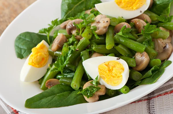 Salada de cogumelos com feijão e ovos — Fotografia de Stock