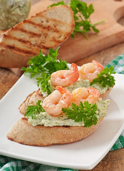 Bruschetta con gambas —  Fotos de Stock