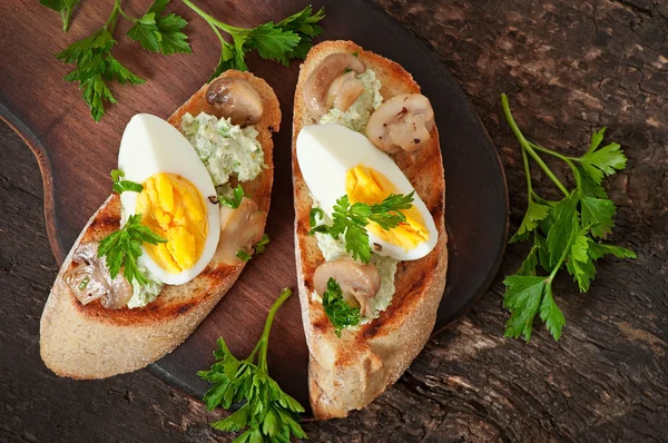 Bruschetta cu pastă, ciuperci și ouă — Fotografie, imagine de stoc