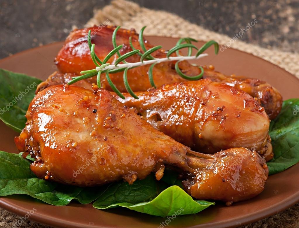 Запеченное мясо курицы. Горячие блюда. Блюда из курицы. Сочная курица. Красивые блюда из птицы.
