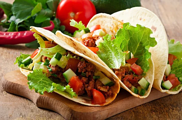 Tortilla wraps with meat and fresh vegetables — Stock Photo, Image