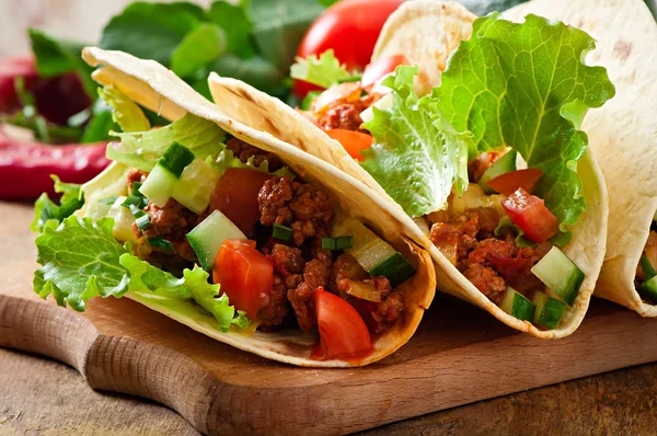 Envolturas de tortilla con carne y verduras frescas — Foto de Stock