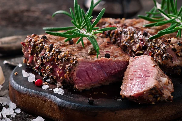 Steak mit Gewürzen — Stockfoto