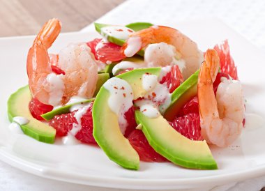 California avokado ve karides salatası