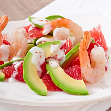 California avokado ve karides salatası