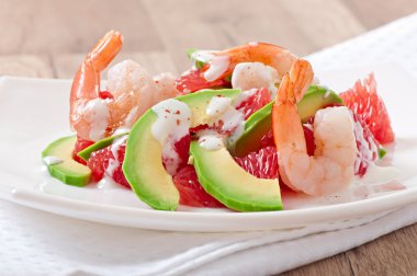 California avokado ve karides salatası