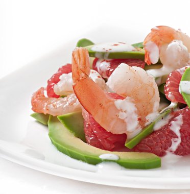 California avokado ve karides salatası