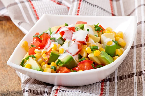 Salada mista com abacate e tomate — Fotografia de Stock