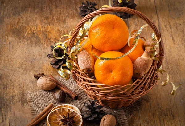 Святкові мандарини в кошику — стокове фото
