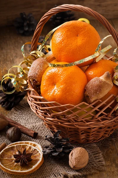 Mandarines de vacances dans le panier — Photo