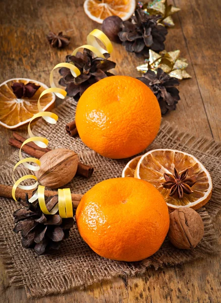 Holiday tangerines and spices — Stock Photo, Image