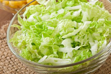 Cam kase içinde yeşil lahana