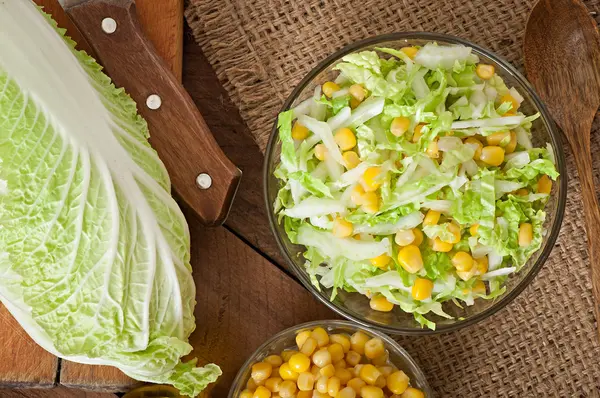 Mısır ile lahana salatası — Stok fotoğraf