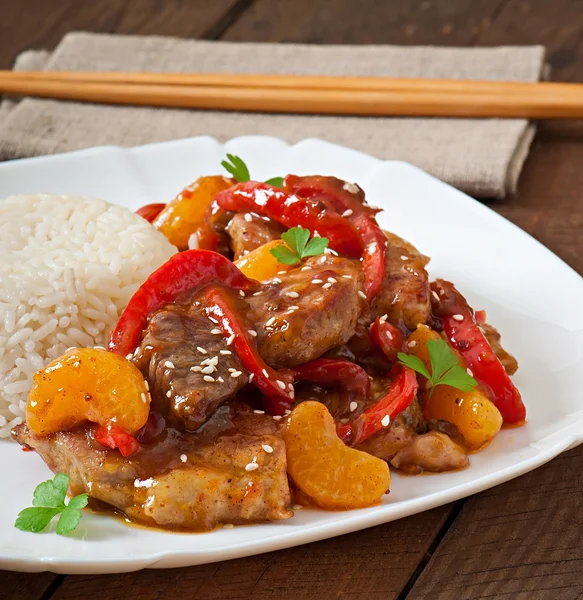 Meat with a garnish of boiled rice — Stock Photo, Image