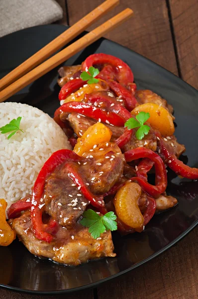 La carne con la guarnición del arroz cocido —  Fotos de Stock