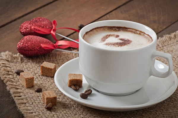 Taza de café con leche y corazón —  Fotos de Stock